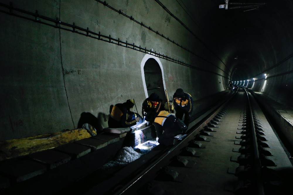 石峰铁路运营隧道病害现状